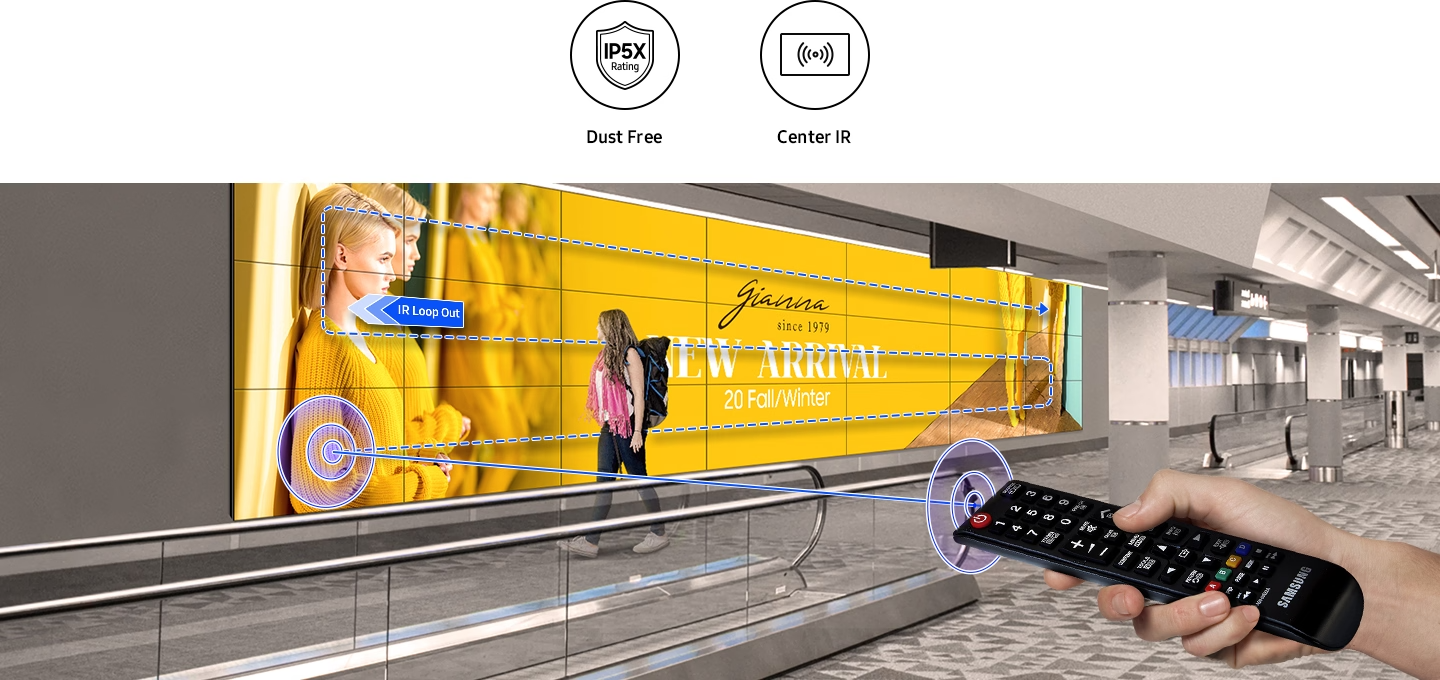 공항 이동통로 벽면에 제품이 설치되어 있고, 사용자가 리모컨을 사용해 컨트롤 하고 있습니다.