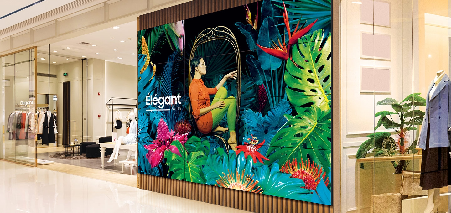 쇼핑몰 내부 벽에 제품이 설치되어 있습니다.