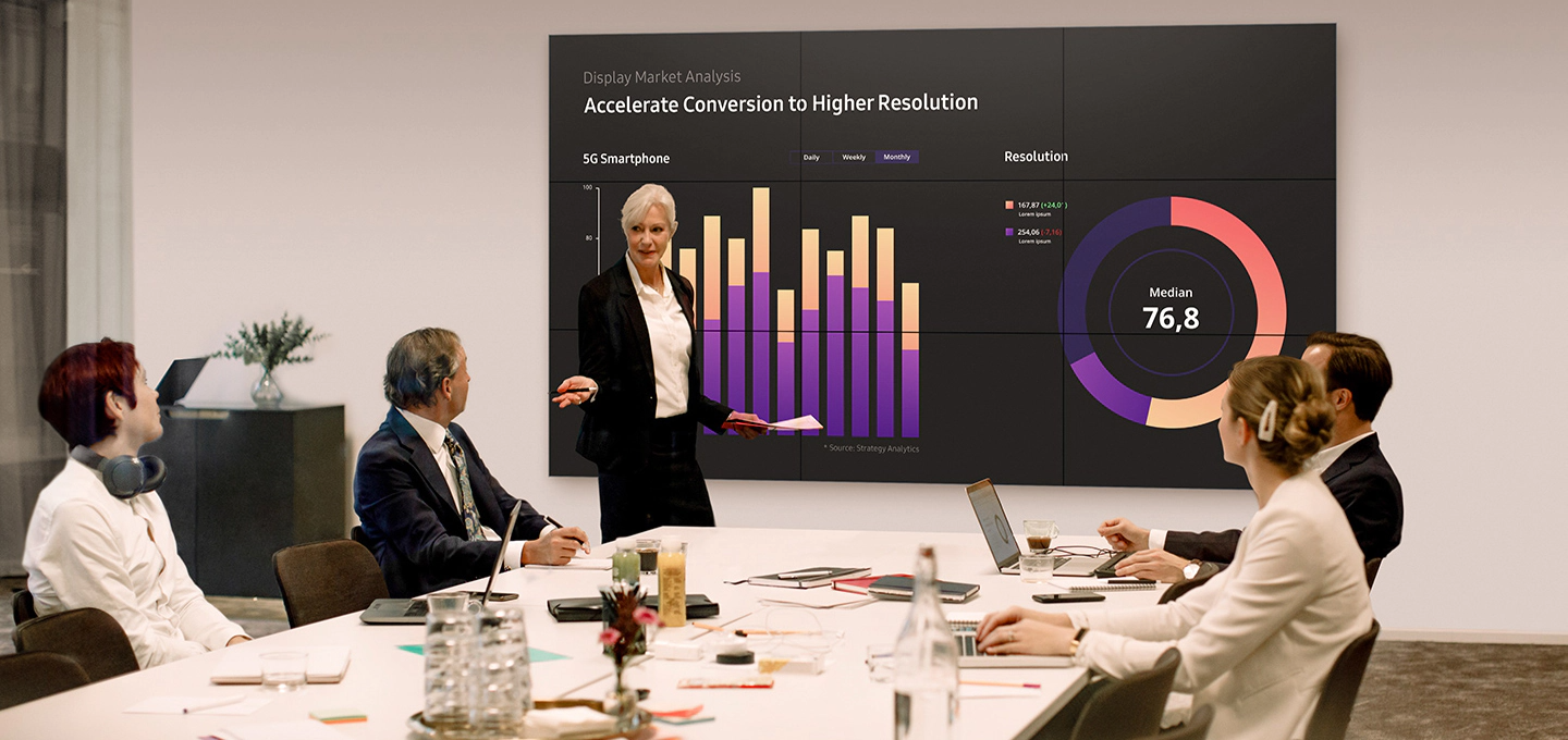 여러사람들이 회의실에서 회의를 하고 있습니다.