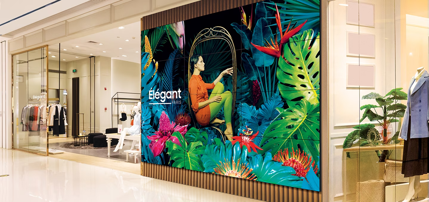 쇼핑몰 내부 벽에 제품이 설치되어 있습니다.