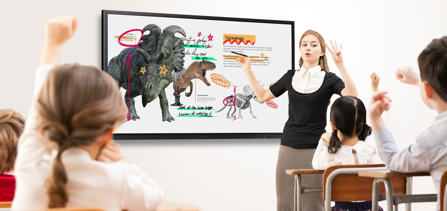 교실에서 교사가 Flip3를 이용하여 수업을 하고 있습니다.