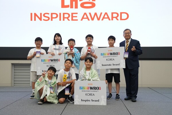 ▲미래혁명가 초등부 분야의 대상(충북도지사장)을 받은 Green Power(김도원, 서재윤, 신예한) 팀과 금상(청주시장상)을 받은 AIR CRAFT(나영민, 심찬영, 박성준)와 ROCOM(강태현, 이준수) 팀이 기념사진을 촬영하고 있다.(사진=WRO 사무국)