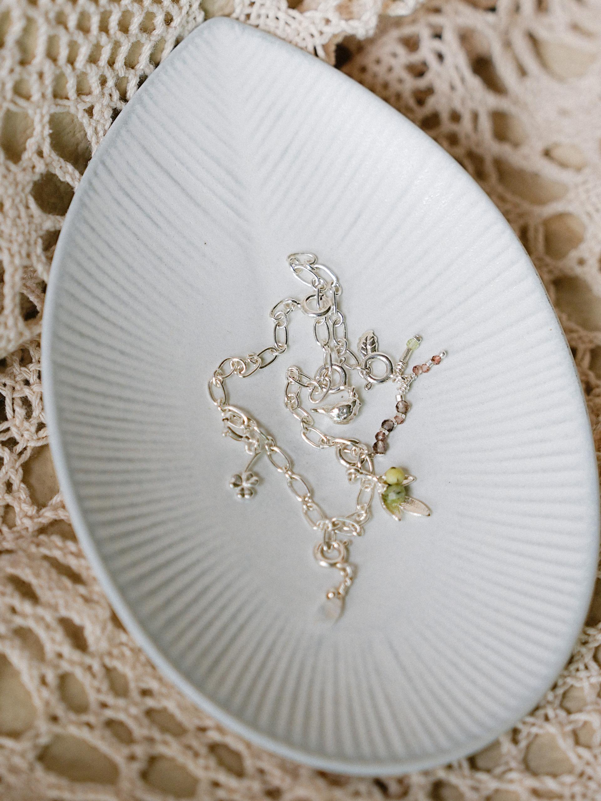 감정정원, silver bracelet