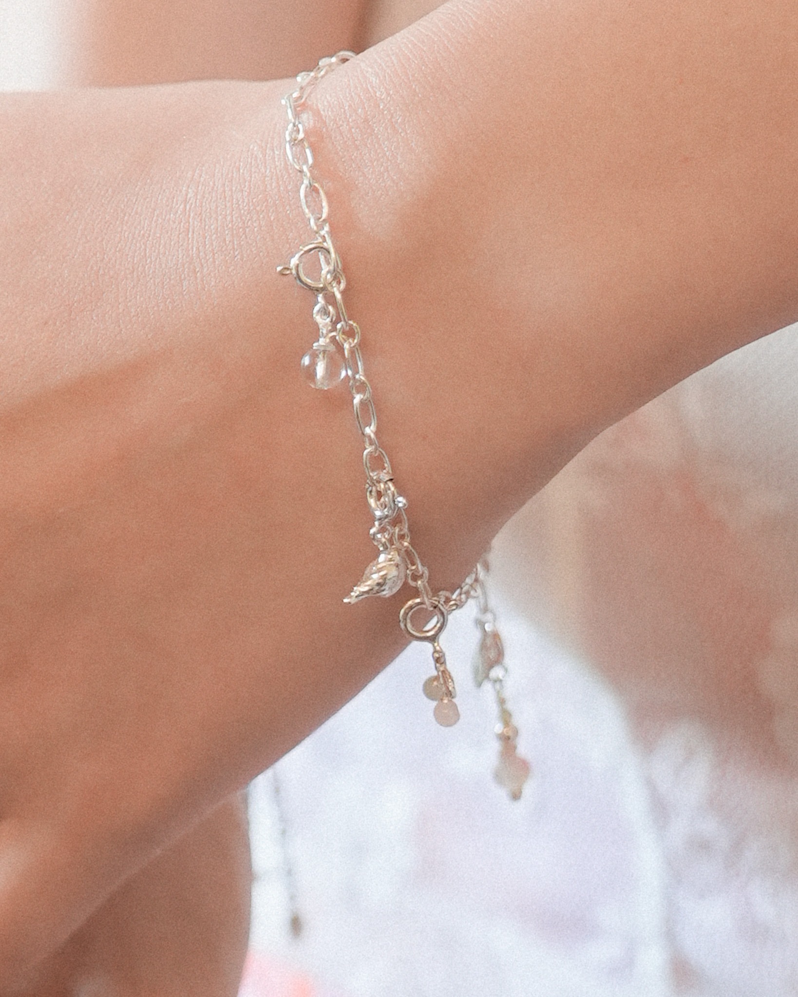 감정정원, silver bracelet