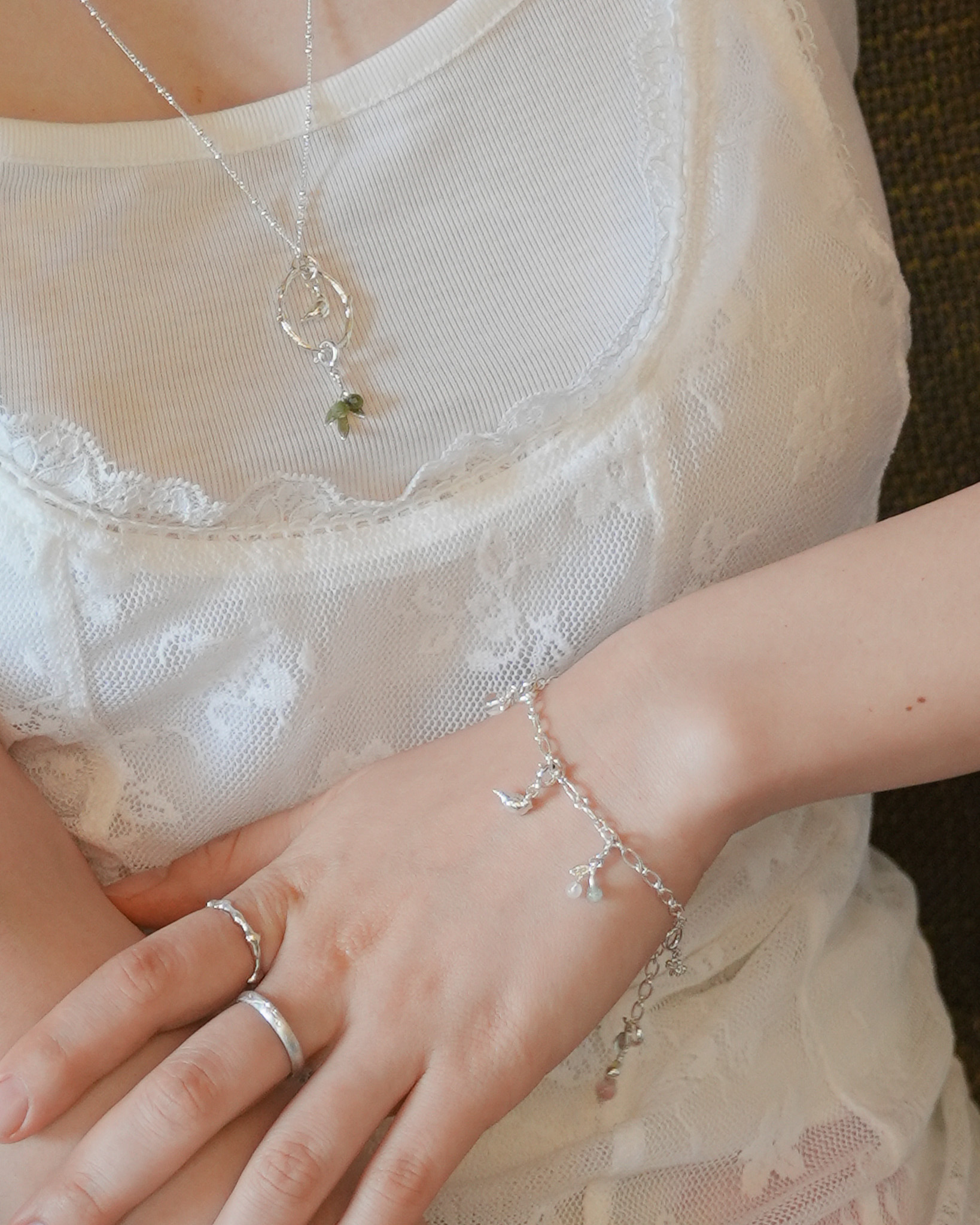 감정정원, silver bracelet