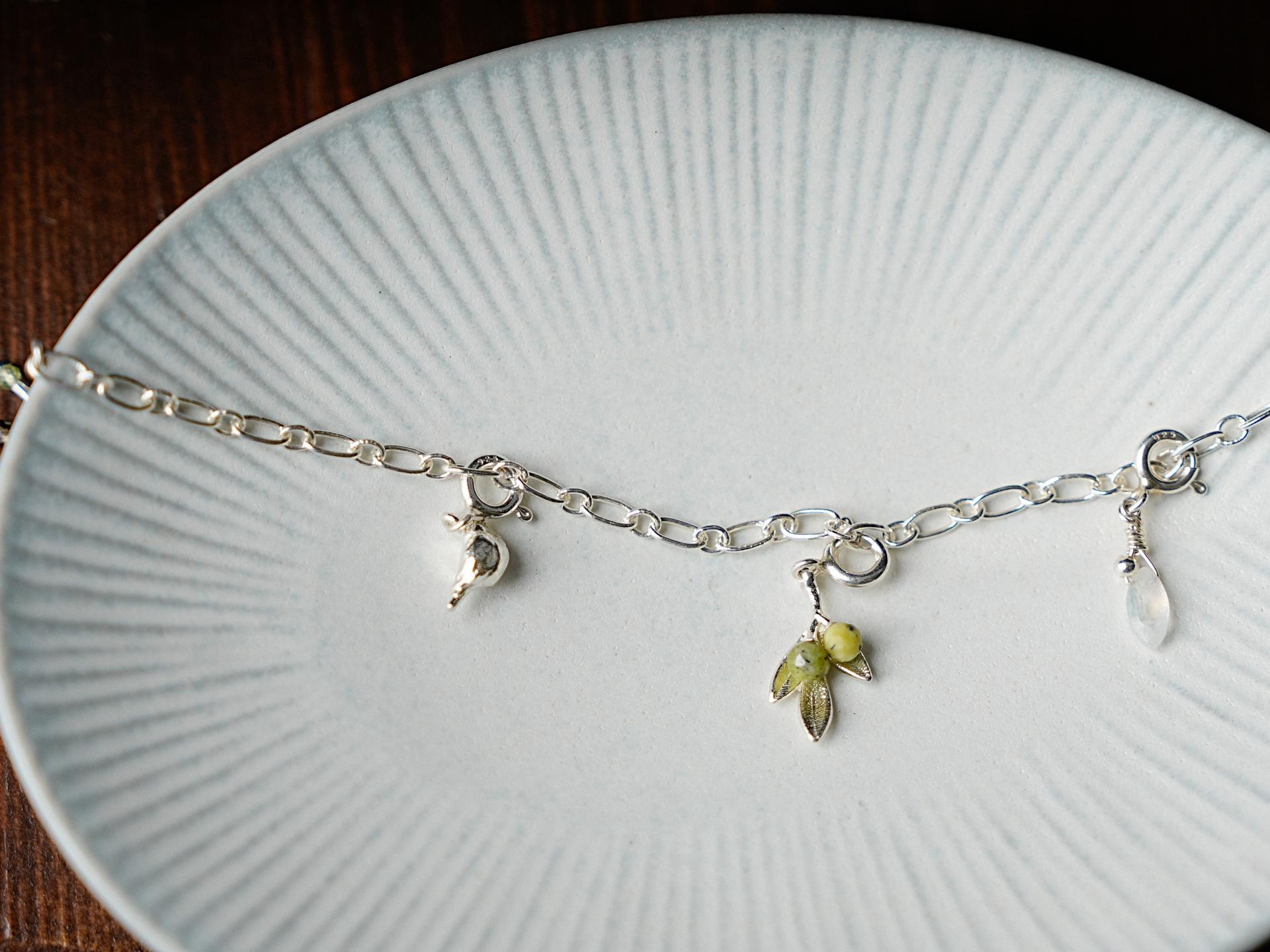 감정정원, silver bracelet