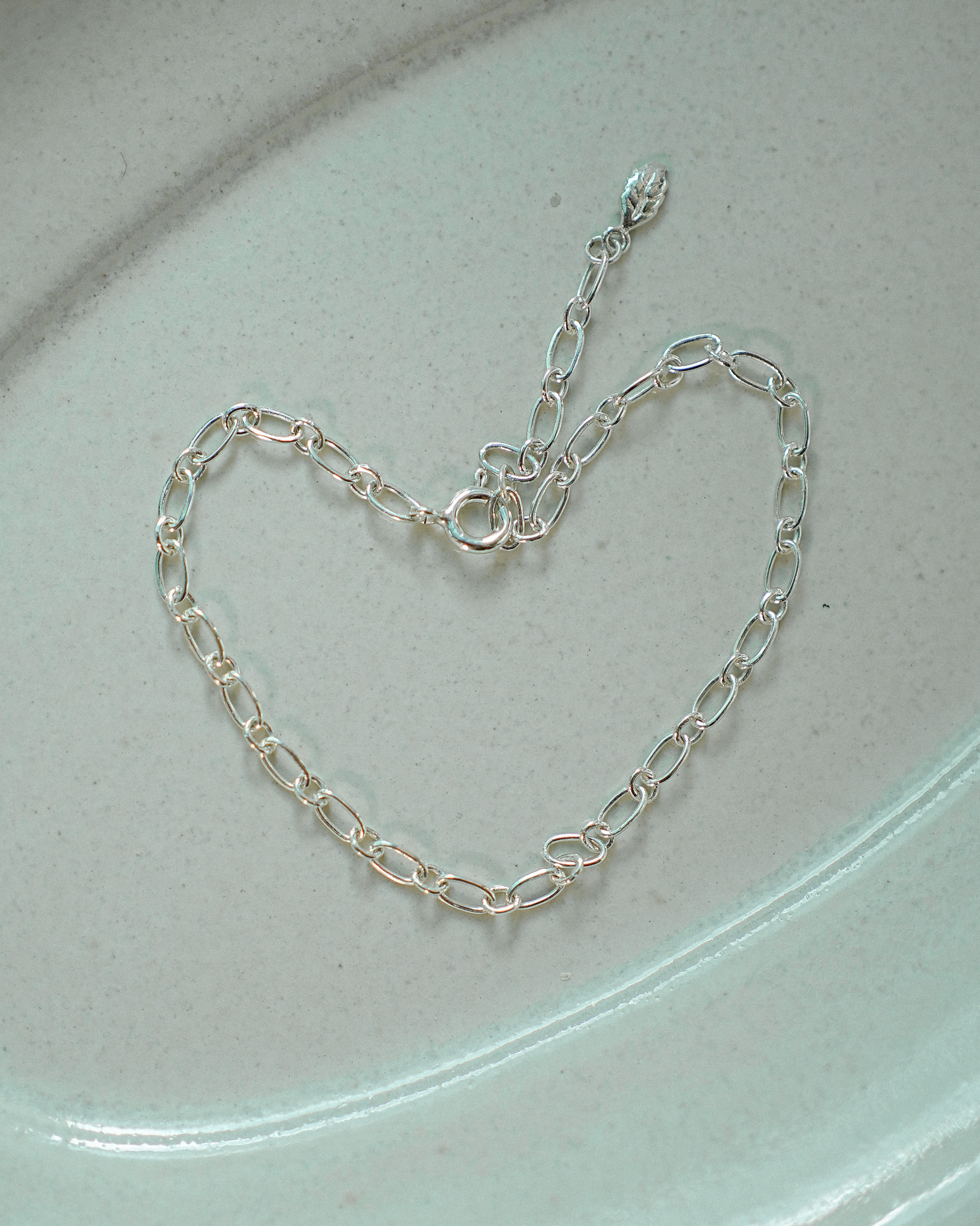 감정정원, silver bracelet