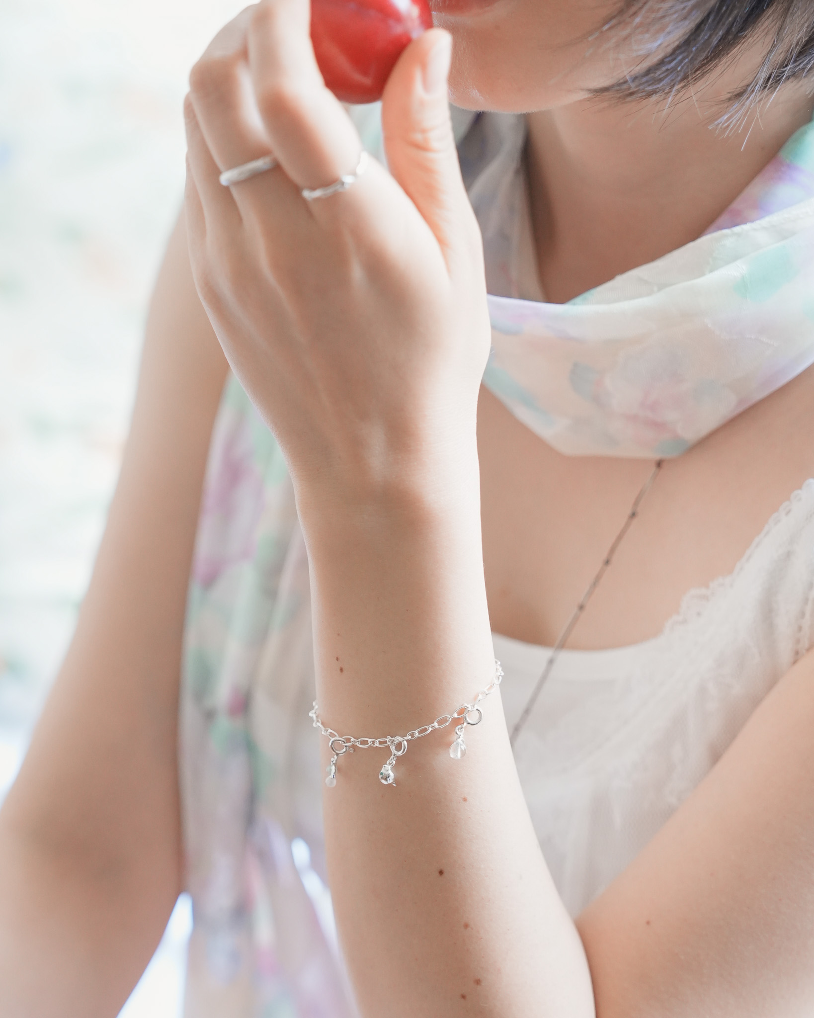 감정정원, silver bracelet