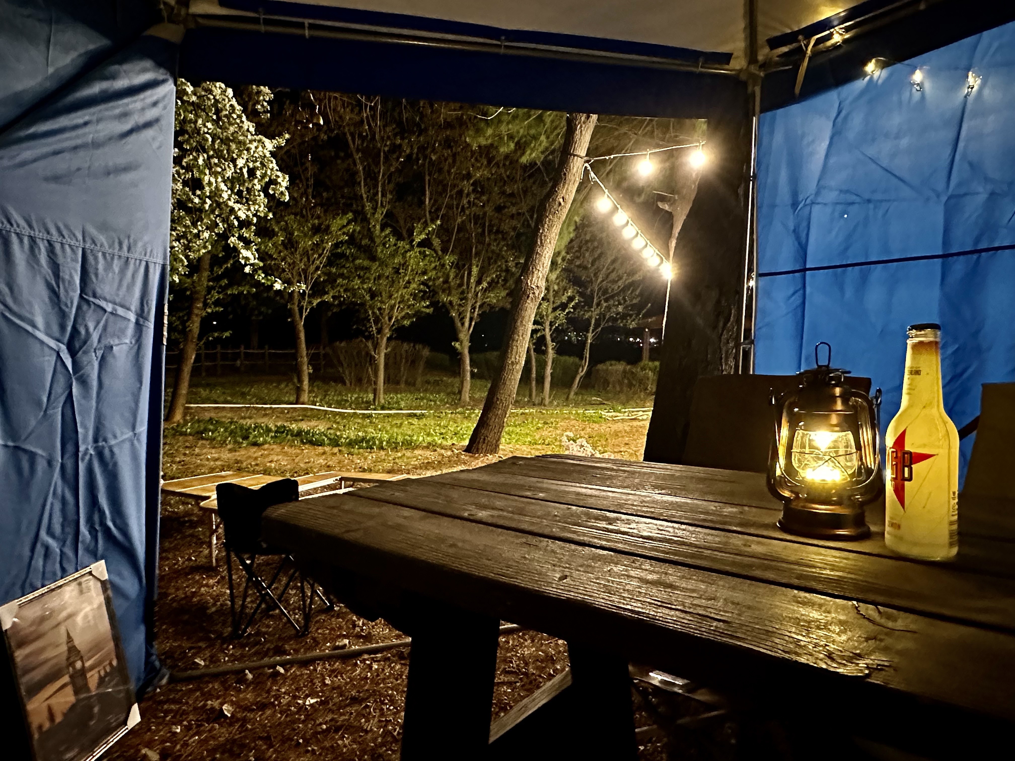 바베큐장 전경 텐트내에 있는 램프와 맥주 사진입니다. 