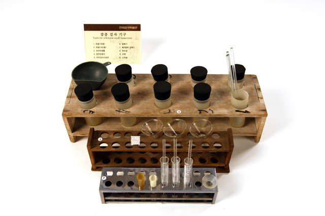 누에의 어미나방 병독검사를 하는 기구