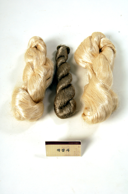 참나무 누에고치에서 뽑은실