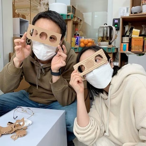 서서책상을 만들고 남은 종이로 장난감을 만들어봤다는 박 대표. 왼쪽에 있는 사람이다. /박대희 대표 제공