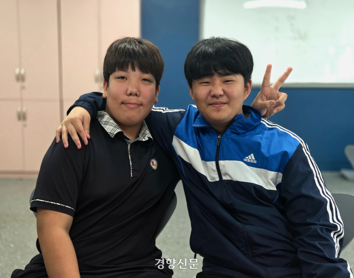 지난 15일 경기 광명시 충현중학교에서 류원준군(14·왼쪽)과 김민서군(14)이 카메라를 보고 웃고 있다. 우혜림 기자