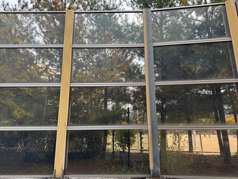 충현중학교 앞 유리방음벽. (사진 우다영 기자)/뉴스펭귄