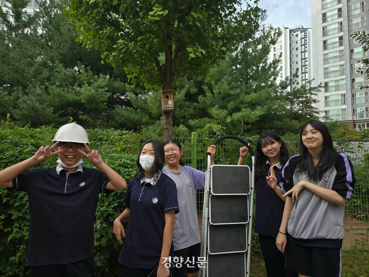 지난 15일 경기 광명시 충현중학교 학생들이 카메라를 보고 웃고 있다. 우혜림 기자