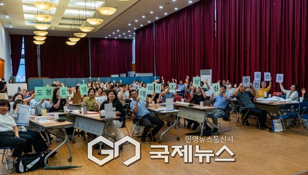 도넛도봉 데이터초상화 주민공론장 참가자들이 손팻말을 들고 기념촬영을 하고 있다. [사진제공=방아골종합사회복지관]