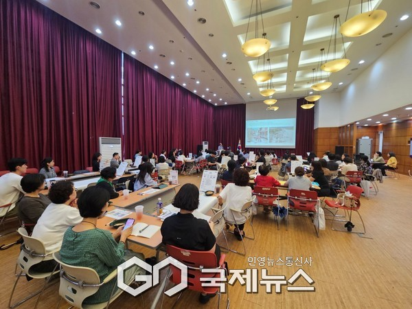 주민공론장에서 이상헌 한신대 교수가 '도넛도시와 기후불평등'을 주제로 강의하고 있다. [사진제공=방아골종합사회복지관]