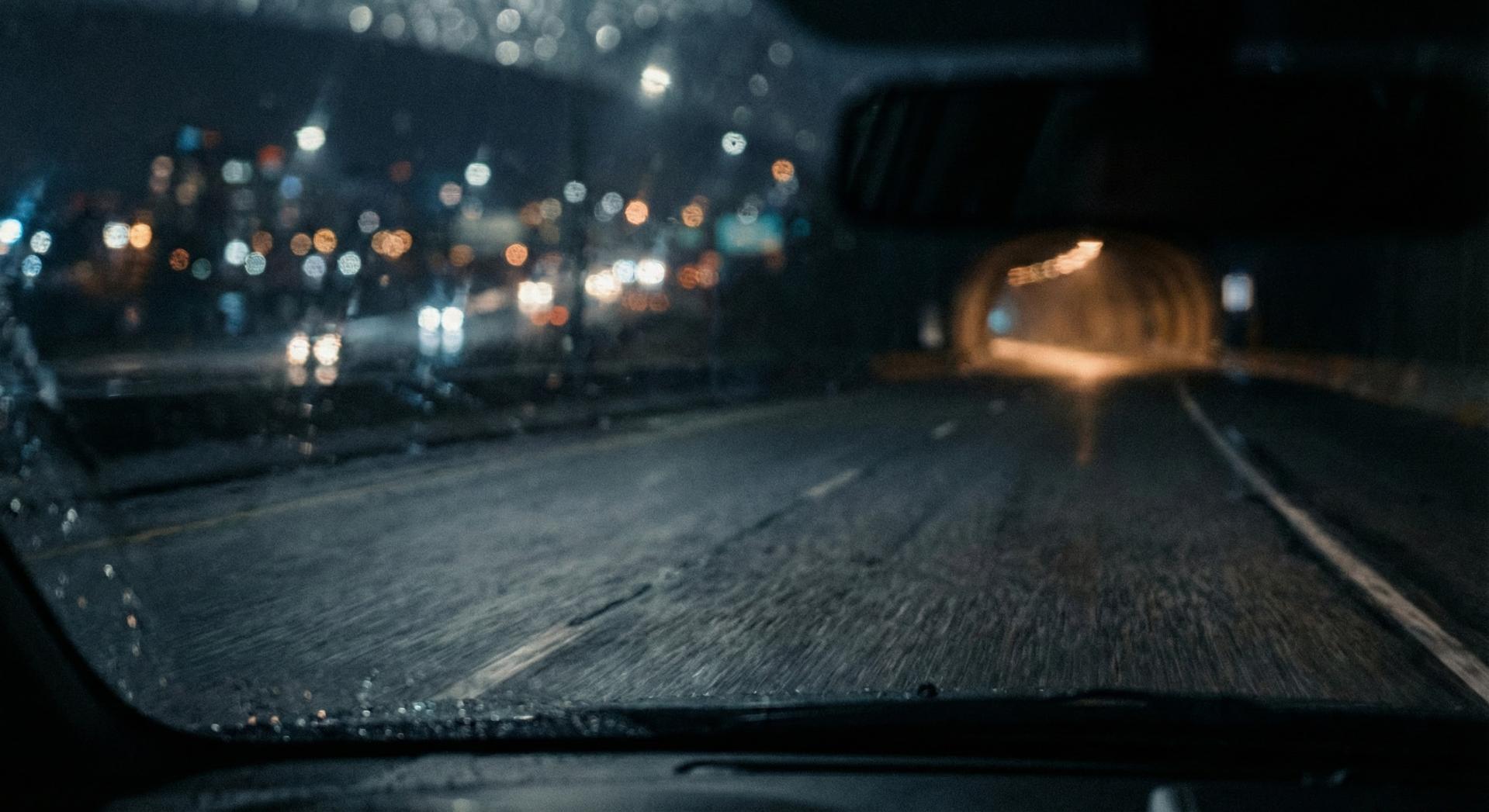 교통사고 후유증, 비 오는 차 안에서 터널을 바라보는 모습