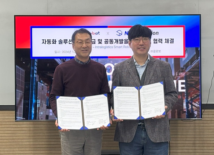정영교 니어솔루션 대표(왼쪽)과 김창구 클로봇 대표가 기념 촬영을 하고 있다. (사진=니어솔루션)   