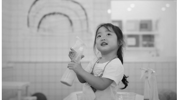 미술 수업에 참여한 아이