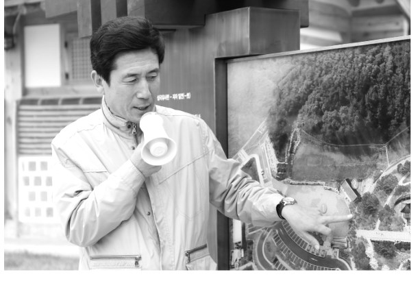 포항 지역 현장에서 사람의 이야기를 기록한 장면