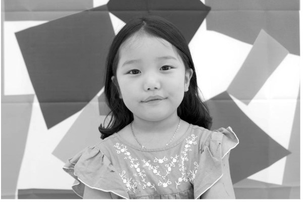 전시 공간에서 작품을 바라보는 아이