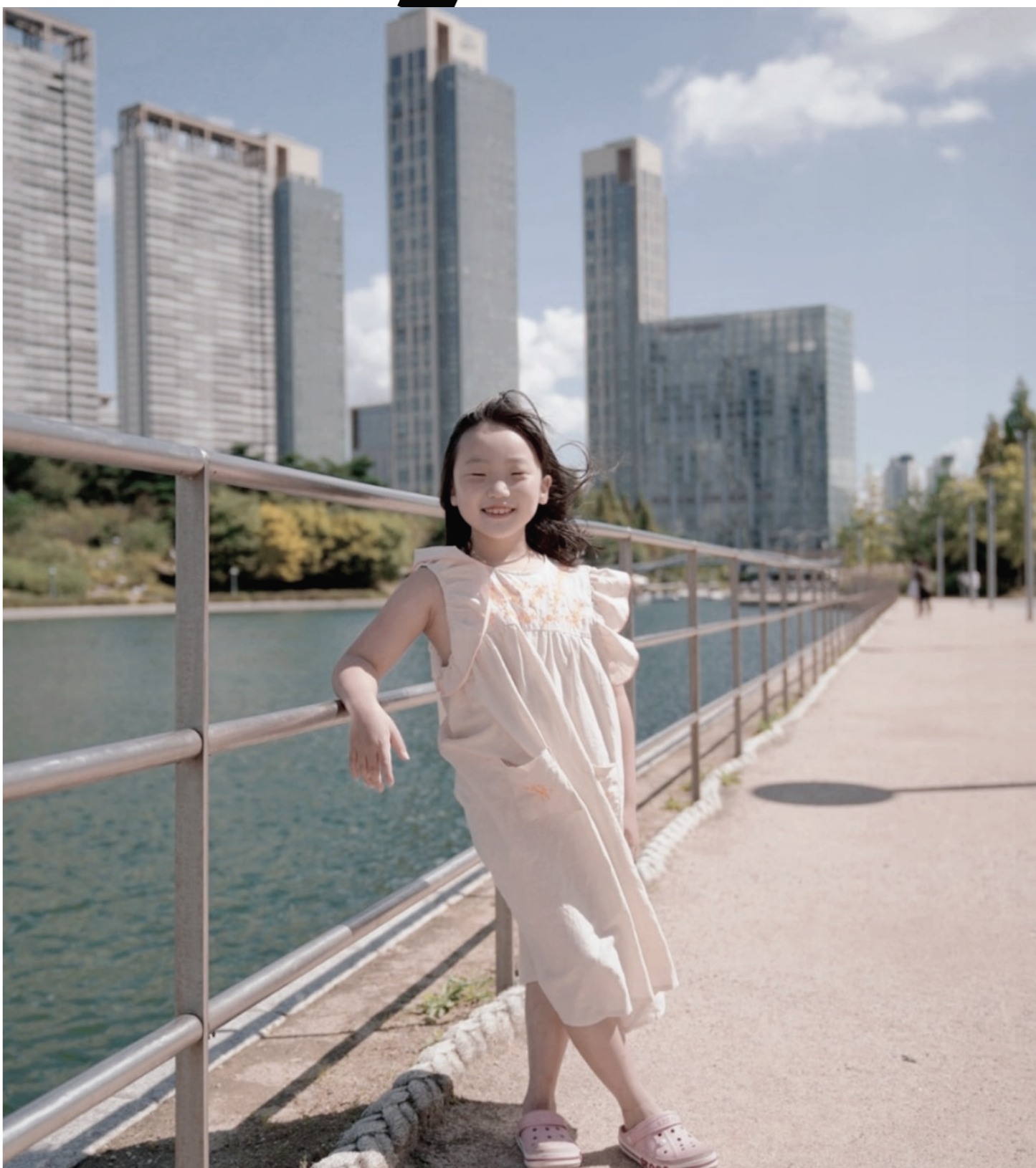 도시의 물가에서 웃고 있는 아이