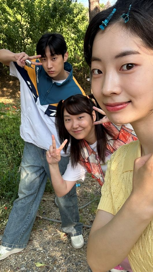 진영X다현, 영화 밖에서도 빛난 핑크빛 ('그 시절, 우리가 좋아했던 소녀')