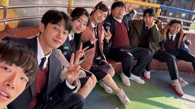 진영X다현, 영화 밖에서도 빛난 핑크빛 ('그 시절, 우리가 좋아했던 소녀')