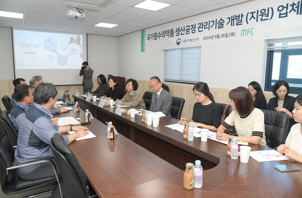 오유경 식약처장이 아세트아미노펜 제조 기업인 엠에프씨를 방문하고 간담회를 개최했다.[사진=식품의약품안전처] 