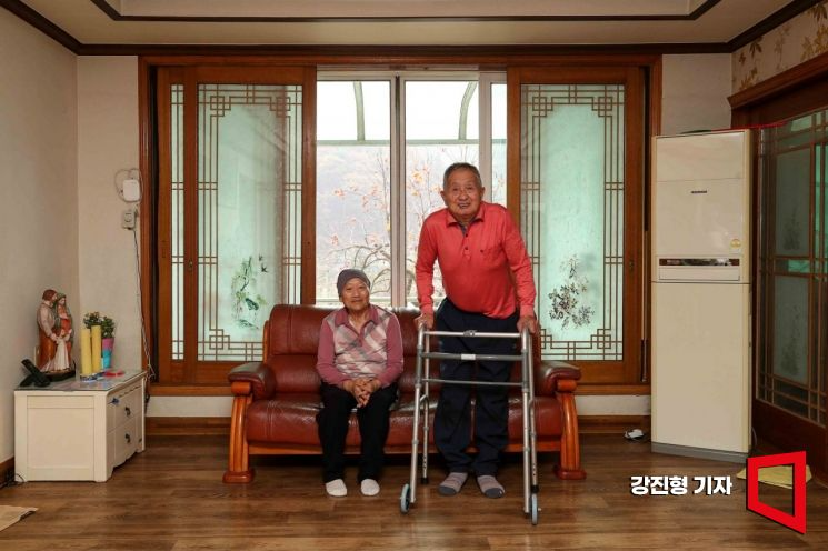 ▲재택 의료 서비스를 받는 정학영, 김수남 부부가 지난해 11월 4일 노후 생활중인 충북 진천군 자택에서 사진촬영 하고 있다. 강진형 기자