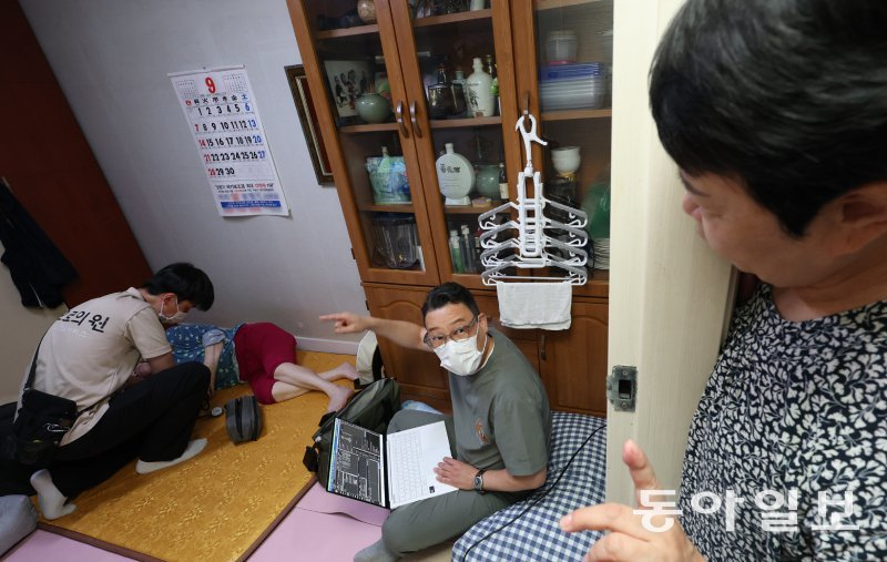 4일 오후 경기 성남시 중원구의 한 주택을 방문한 의료진이 치매와 당뇨를 앓아 사실상 누워서 생활하는 윤화수 씨(91)의 건강 상태를 살피고 있다. 의료진은 윤 씨의 욕창 환부에 간단한 연고를 바른 뒤 드레싱 처치를
