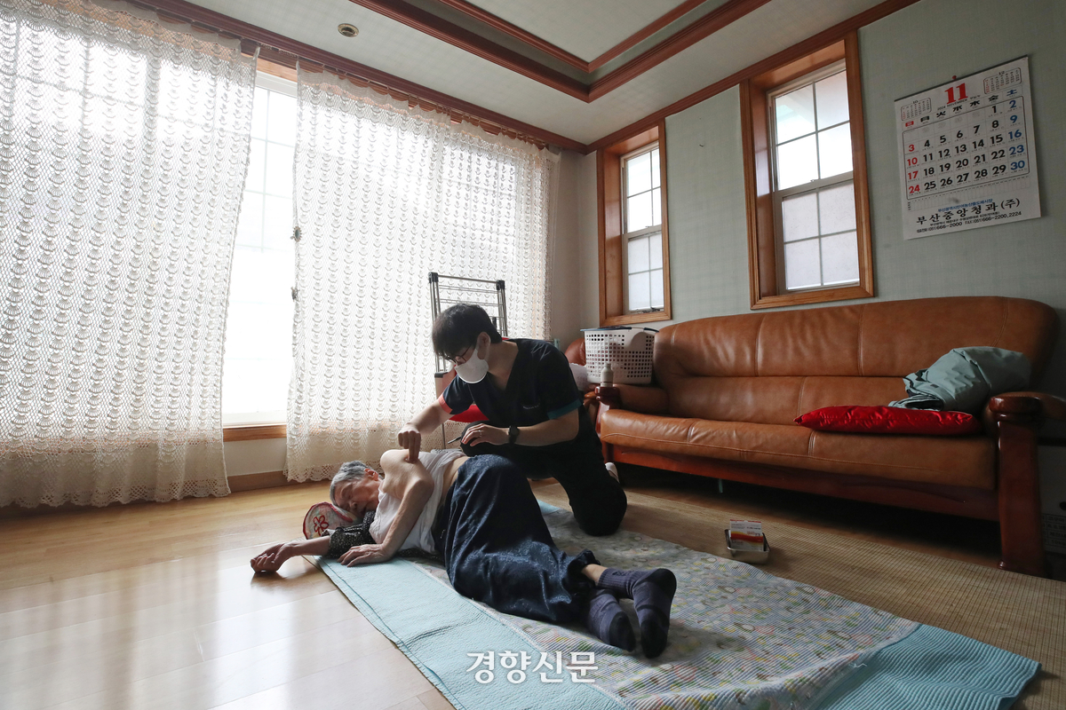 강원도 평창군 보건지소에서 근무하는 한의사 공보의가 방림면 주민 방문 진료를 하고 있다. 정효진 기자