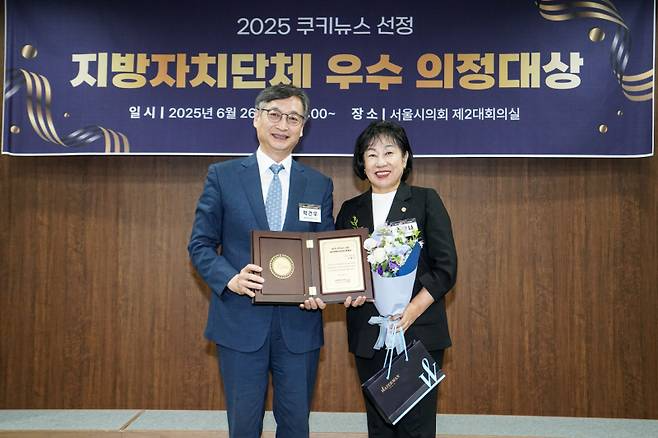 김동근 의정부시장이 ‘2025 쿠키뉴스 선정 지방자치단체 우수 의정대상’ 시상식에서 대한재택의료학회 특별상 수상의 영예를 안았다. 기념 촬영하는 박건우 대한재택의료학회 이사장과 대리수상한 권안나 의정부시의원. 유희태 기자  