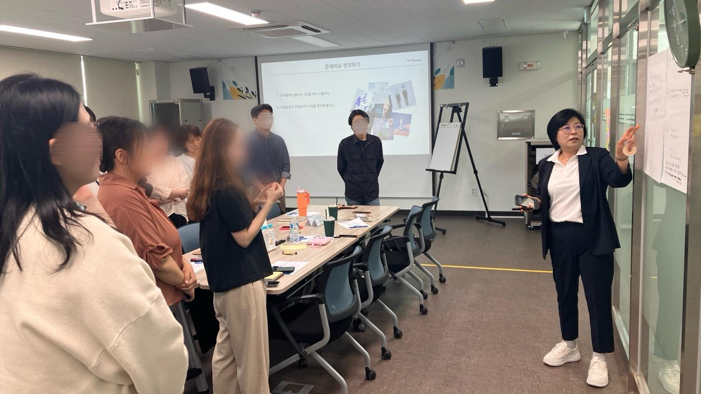 의류, 사람, 실내, 벽이(가) 표시된 사진  AI 생성 콘텐츠는 정확하지 않을 수 있습니다.