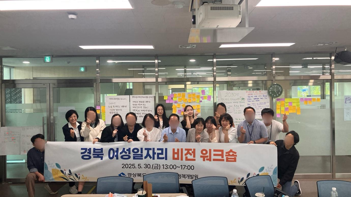 의류, 사람, 실내, 여성이(가) 표시된 사진  AI 생성 콘텐츠는 정확하지 않을 수 있습니다.