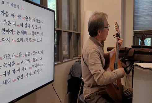 기타 반주에 맞춘 노래 교실