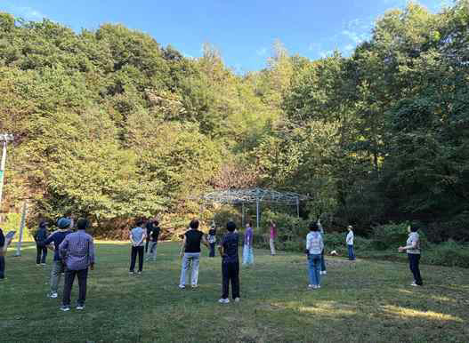 야외에서 태권도 품새 수련