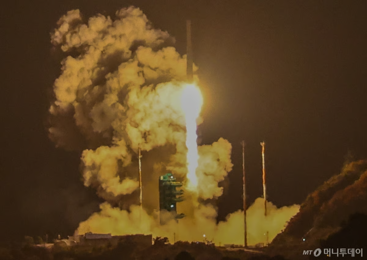한국형 발사체 누리호(KSLV-Ⅱ)가 지난달 27일 새벽 전남 고흥군 나로우주센터에서 4차 발사를 맞아 우주로 날아오르고 있다. 차세대중형위성 3호(1기)를 비롯해 큐브위성 12기 등 총 13기의 위성이 실렸다. 사진=뉴스1