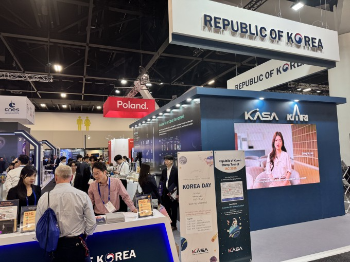 9월 29일 호주 시드니에서 개막한 IAC2025에서 한국관에 몰린 우주산업 관계자들이 한국기업의 기술력에 관심을 보이고 있다. 김민수 기자