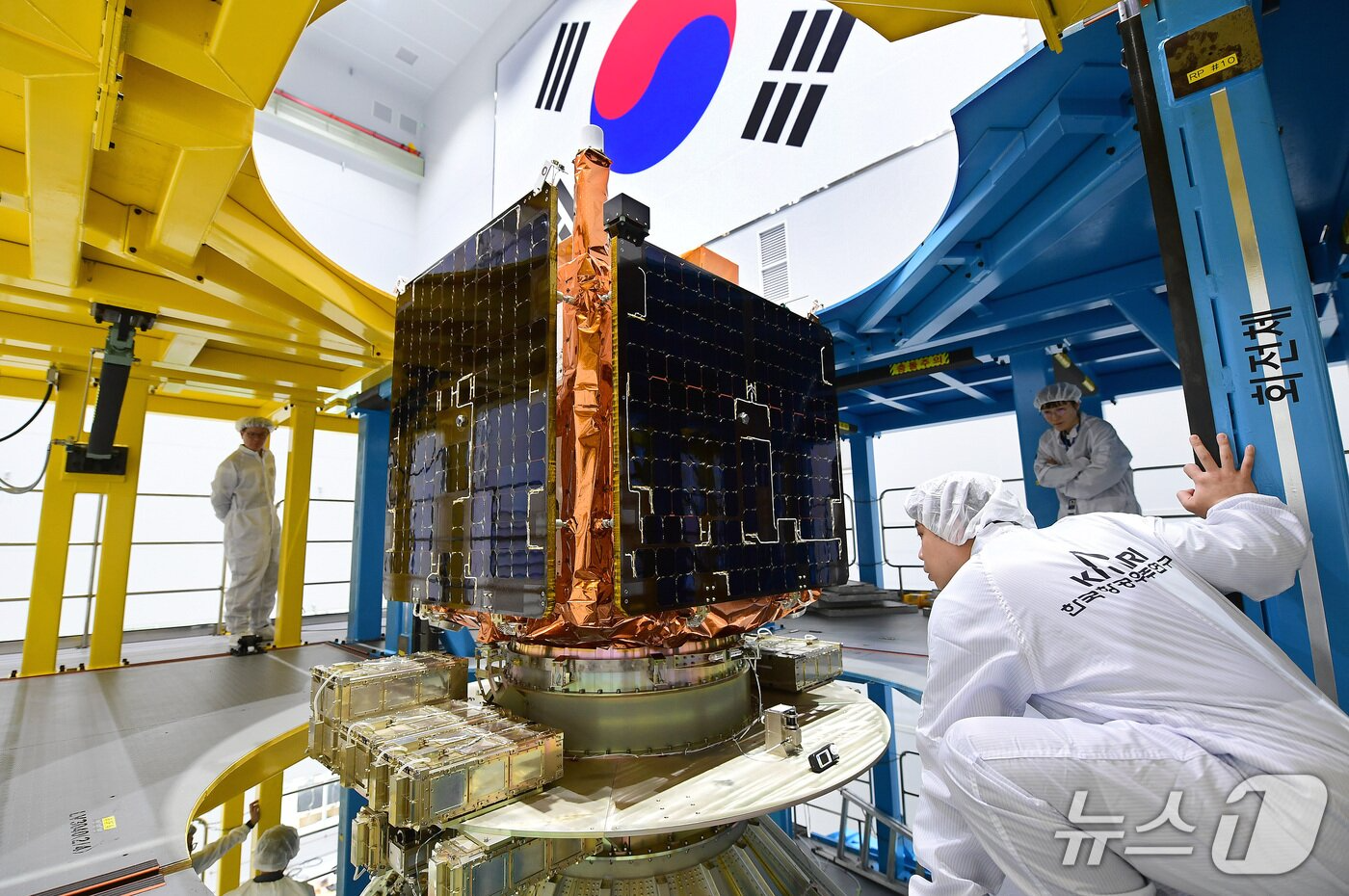 본문 이미지 - 전남 고흥에 위치한 한국항공우주연구원 나로우주센터 위성시험동에서 연구원들이 누리호 3단에 장착된 차세대 중형위성 3호의 최종 점검을 수행하는 모습.(한국항공우주연구원 제공. 재판매 및 DB 금지) /뉴스1