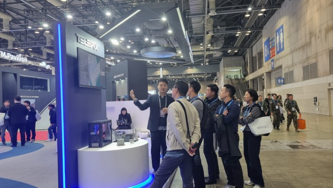 ADEX에 설치된 텔레픽스 부스에 사람들이 설명을 듣고 있다. 이채린 기자