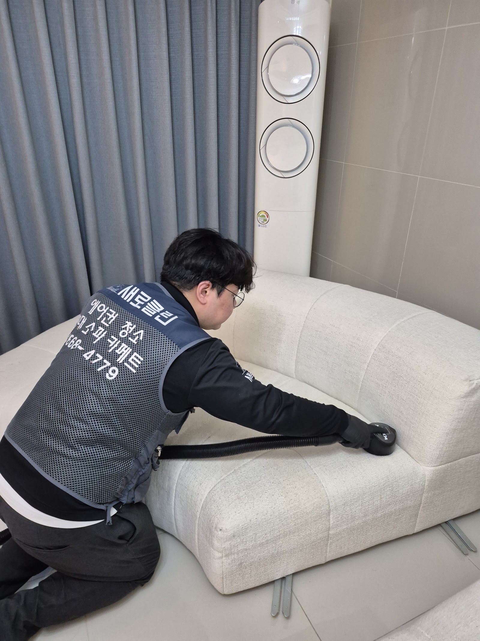 좌면을 헤드로 한 줄씩 훑는 중