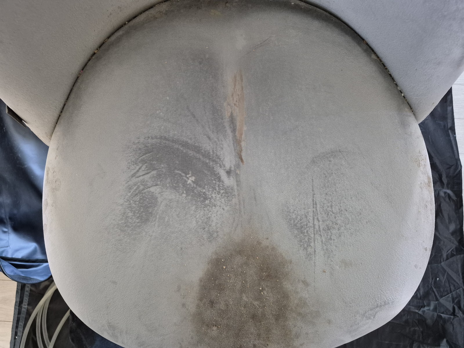 좌판 가운데에 남아 있던 자국