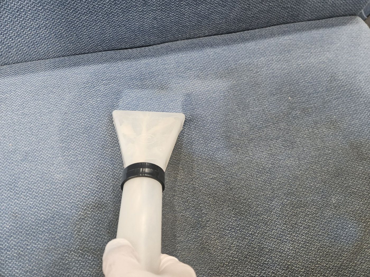 약제를 올린 자리를 추출 툴로 밀어 물과 함께 빨아들이는 중