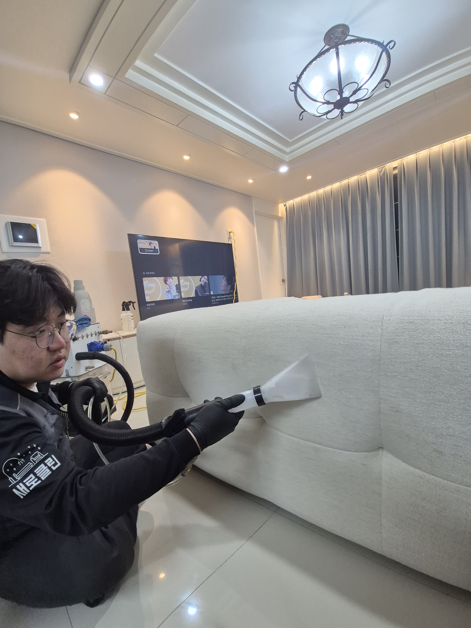 투명한 습식툴로 좌면에 들어가는 중