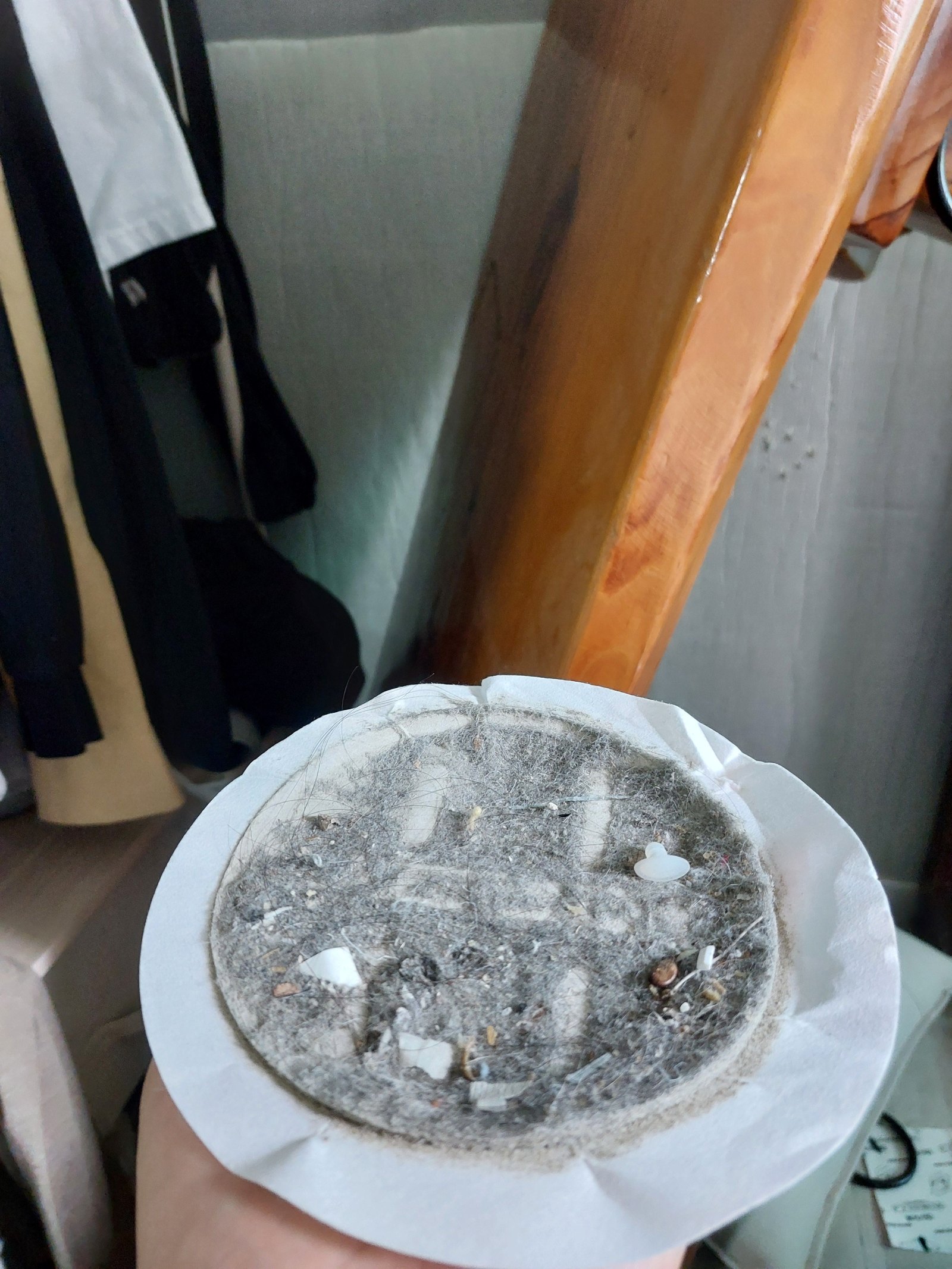 집진을 마치고 걷어 낸 필터