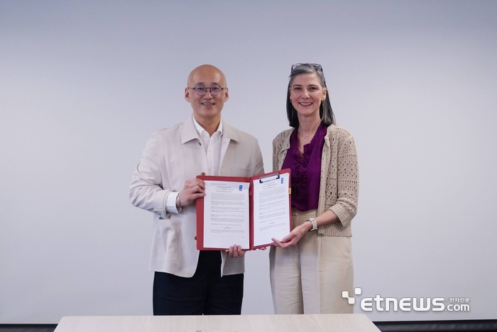 베트남 하노이 UN 그린원 사무소에서 염동훈 메가존클라우드 대표(왼쪽)와 라므라 하리디 UNDP 상임대표가 업무협약 체결 후 기념촬영하고 있다. [사진= 메가존클라우드 제공]
