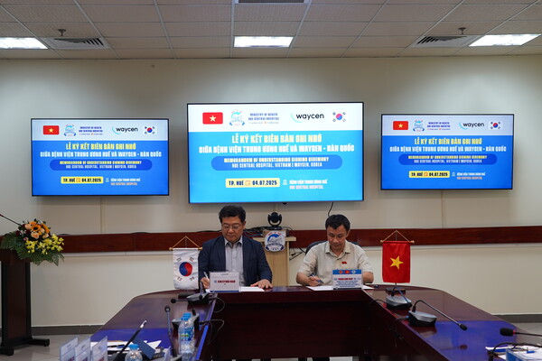 (왼쪽부터) 웨이센 김경남 대표와 후에중앙병원 팜느히엡 병원장이 협약을 맺고 있다.