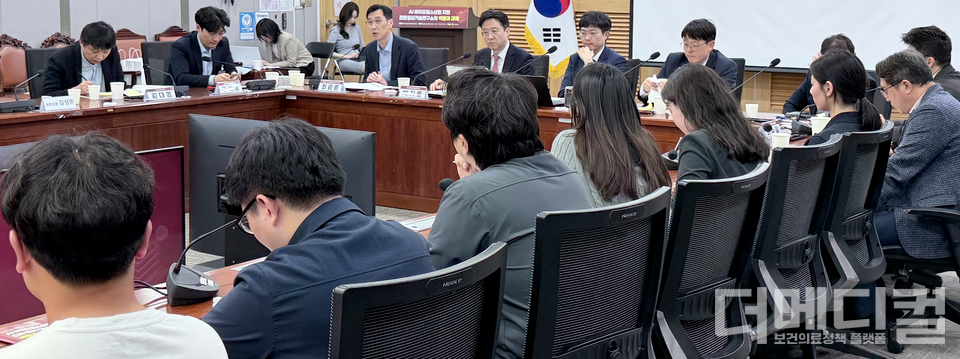 14일 서울 여의도 국회의원회관에서 열린&nbsp;&lsquo;AI 바이오헬스산업 지원 전문생산기술연구소의 역할과 과제&rsquo; 토론회 참석자들이 의견을 나누고 있다. [사진=송단비 기자]